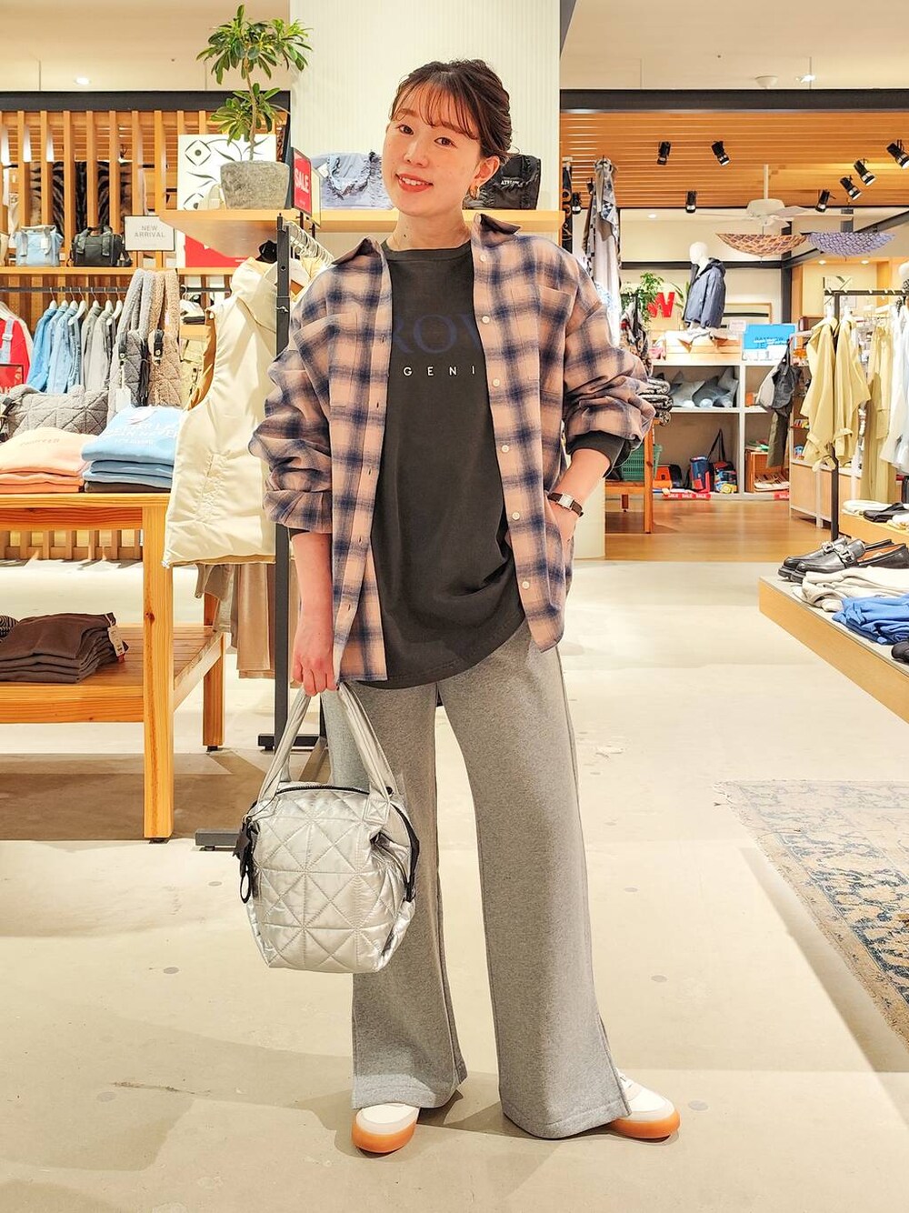 グレー系のTシャツ/カットソー、グレー系のスウェットパンツ、シルバー系のトートバッグを着用したレディースの冬コーディネートの1枚目の写真