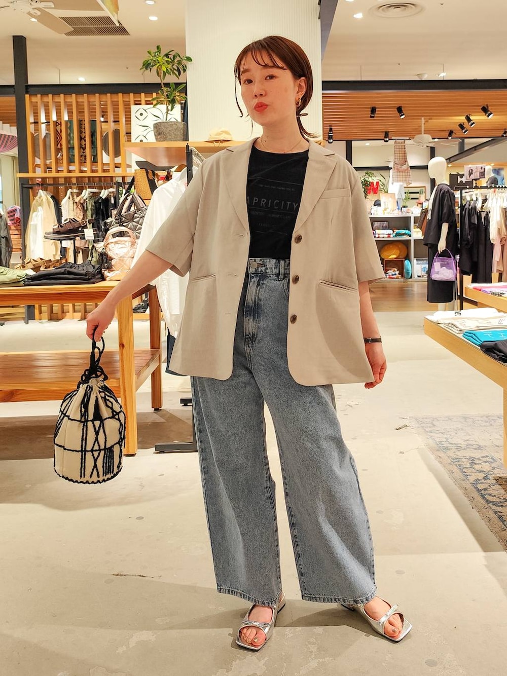 「BAYFLOW、ベイフローのデニム _BAYFLOW、デニムパンツ、着痩せ・細見え、体型カバー、ワントーン、ママコーデ、ベーシック/シンプル、シンプルコーデ、シンプル、夏コーデ、Tシャツ、接触冷感、UVカット」｜「BAYFLOWのベーシックカーブデニム（デニムパンツ、ブルー系）」を使った、kanakoさん（レディース・157cm）の春コーディネートの1枚目の写真