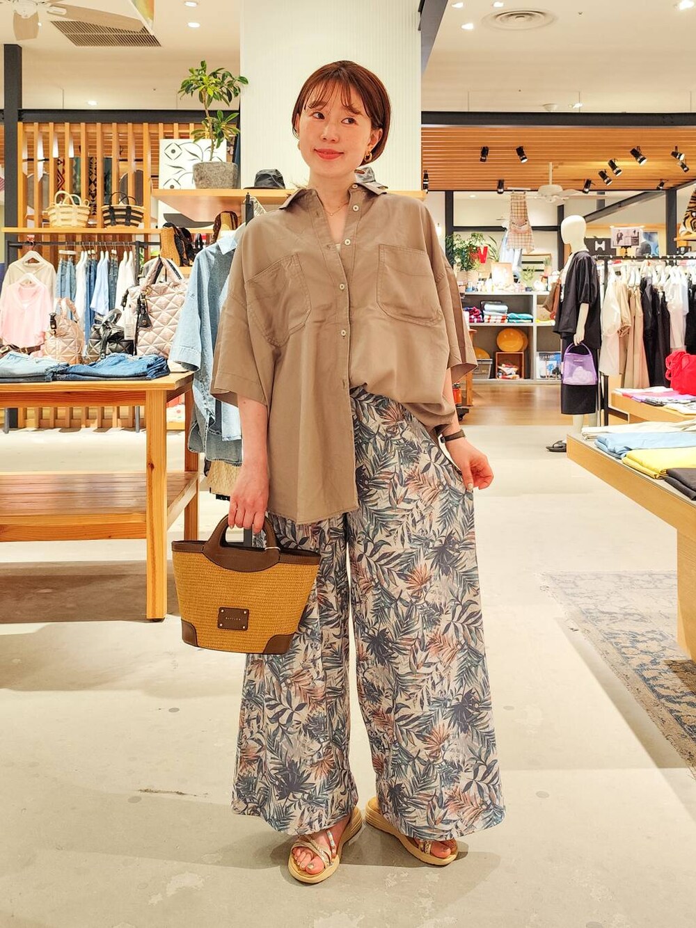 「着痩せ・細見え、体型カバー、ワントーン、ママコーデ、BAYFLOW、旅行、シャツ、ワイドパンツ、サンダル、ショルダーバッグ、ラフ、ベーシック/シンプル、きれいめカジュアル」｜「bijorieの【bijorie】カップ付きバッククロスキャミ／NEW BASIC 25SS（インナーウェア/肌着、ホワイト系）」を使った、kanakoさん（レディース・157cm）の春コーディネートの1枚目の写真