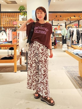 「BAYFLOW（ベイフロー）のフレンチドルマンプリントＴ（Tシャツ/カットソー、ブラウン系）」を使った、kanakoさん（レディース・157cm）の夏コーディネート