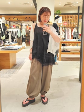 「HEREIAM（ヘレイアム）の【HEREIAM】シーズンレス/ドロストレースサテンキャミ（キャミソール、ブラック系）」を使った、kanakoさん（レディース・157cm）の夏コーディネート