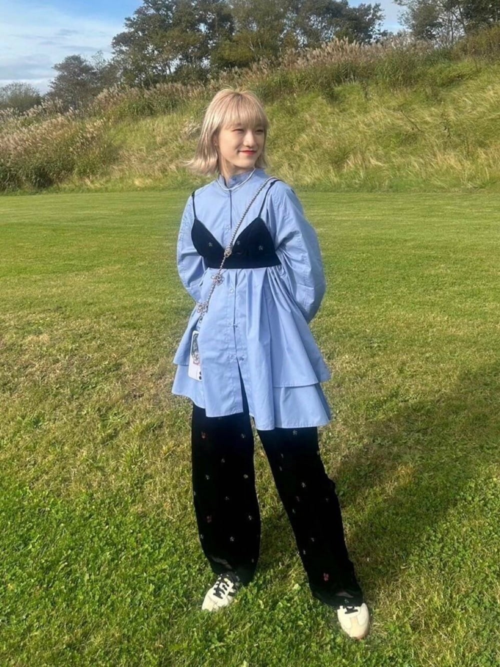 ブルー系のワンピース、グリーン系のTシャツ/カットソーを着用したレディースの秋コーディネートの1枚目の写真