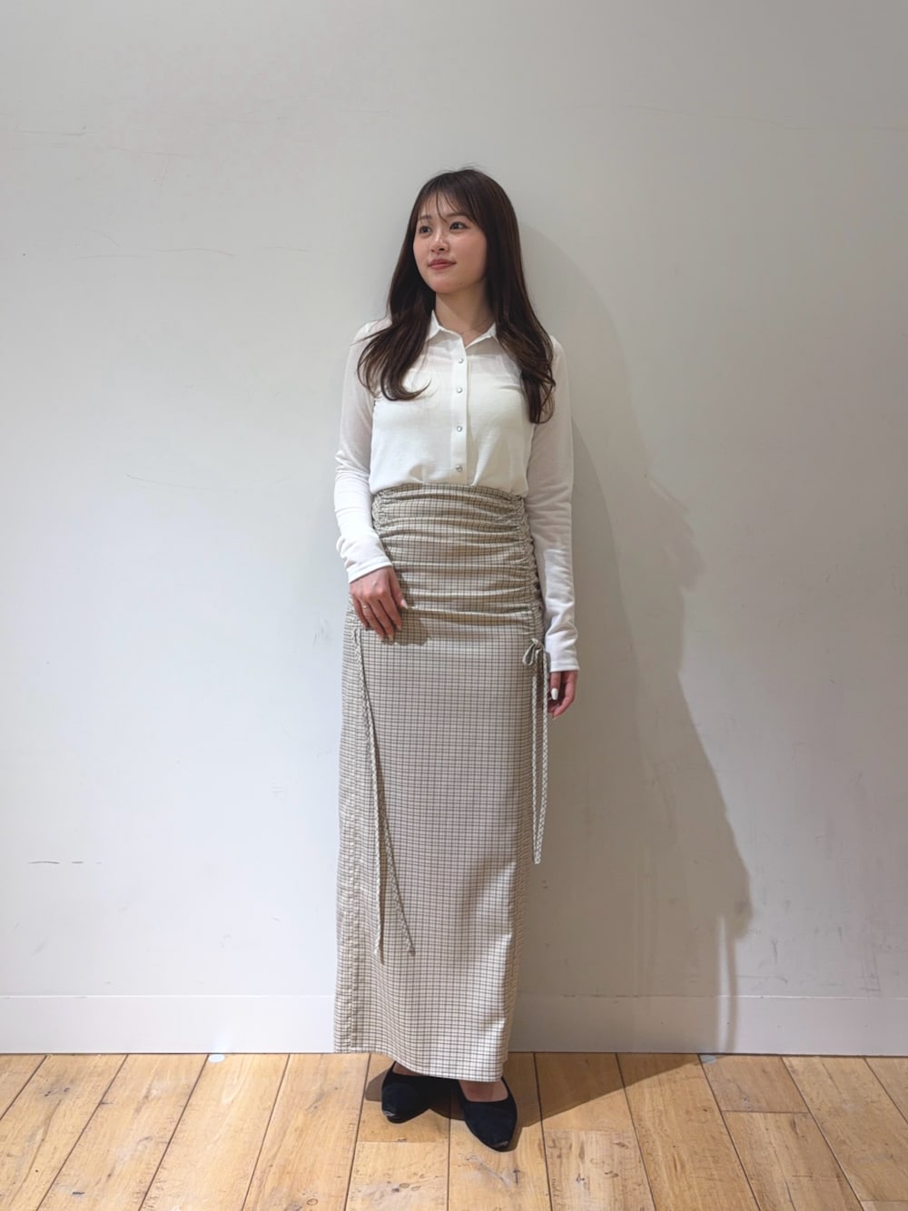 ホワイト系のシャツ/ブラウス、ホワイト系のスカートを着用したレディースの冬コーディネートの1枚目の写真