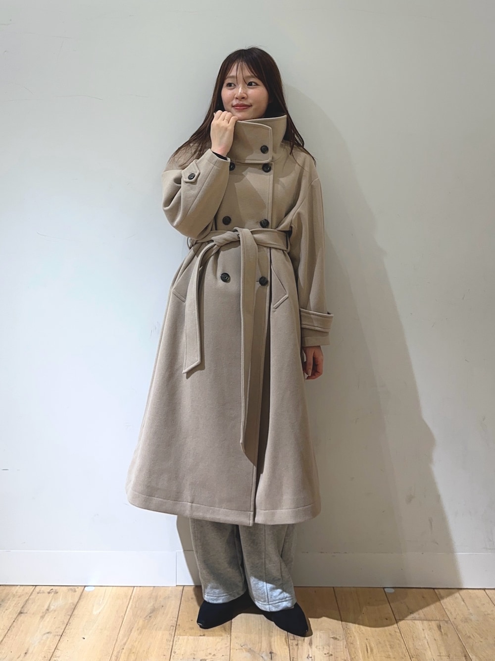 ベージュ系のその他アウター、グレー系のその他パンツ、ホワイト系のニット/セーターを着用したレディースの秋コーディネートの1枚目の写真