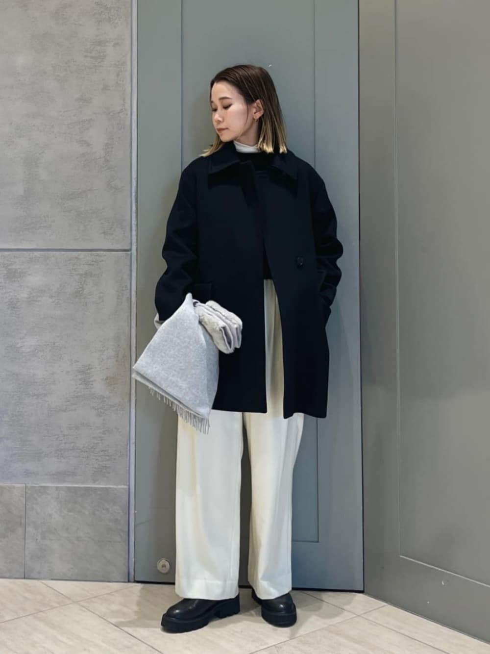 「ベーシック/トラッド、モード、トレンド、トラベル、ニット、マフラー、AEWEN MATOPH、LOEFF、秋服、冬服、コート、ブーツ、秋コーデ、冬コーデ、UNITED ARROWS」｜「LOEFFの＜LOEFF＞ウェーブ フリンジ ベスト（ベスト、ブラック系）」を使った、Kanae Nagahataさん（レディース・159cm）の冬コーディネートの1枚目の写真