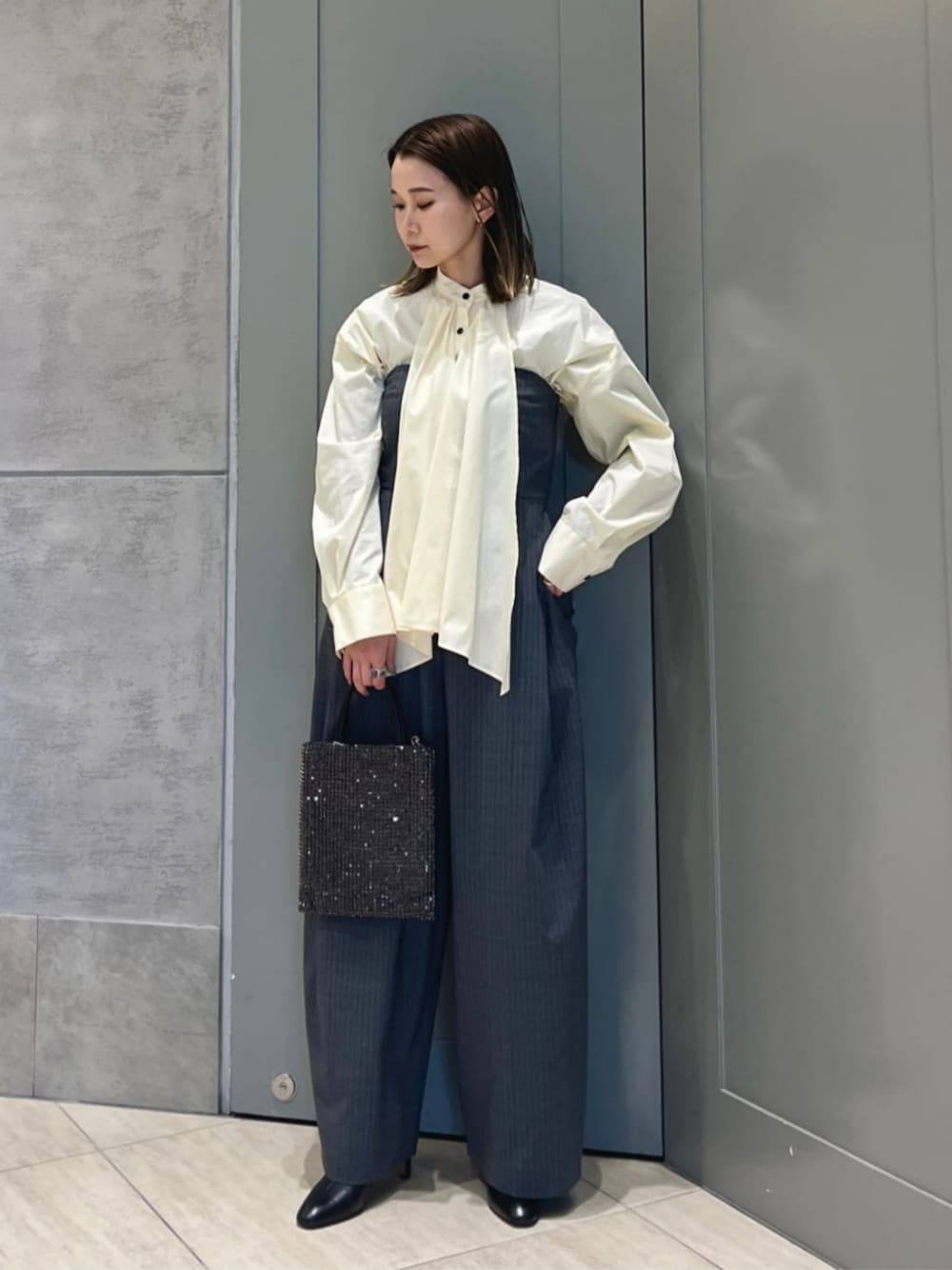 「ベーシック/トラッド、セットアップ、トレンド、フェミニン、フォーマル、シャツ、春服、春コーデ、AEWEN MATOPH、旅行、ショートブーツ、UNITED ARROWS、気温15度から19度、気温10度から14度」｜「UNITED ARROWSのLTR ショートブーツ（ブーツ、ブラック系）」を使った、Kanae Nagahataさん（レディース・159cm）の冬コーディネートの1枚目の写真