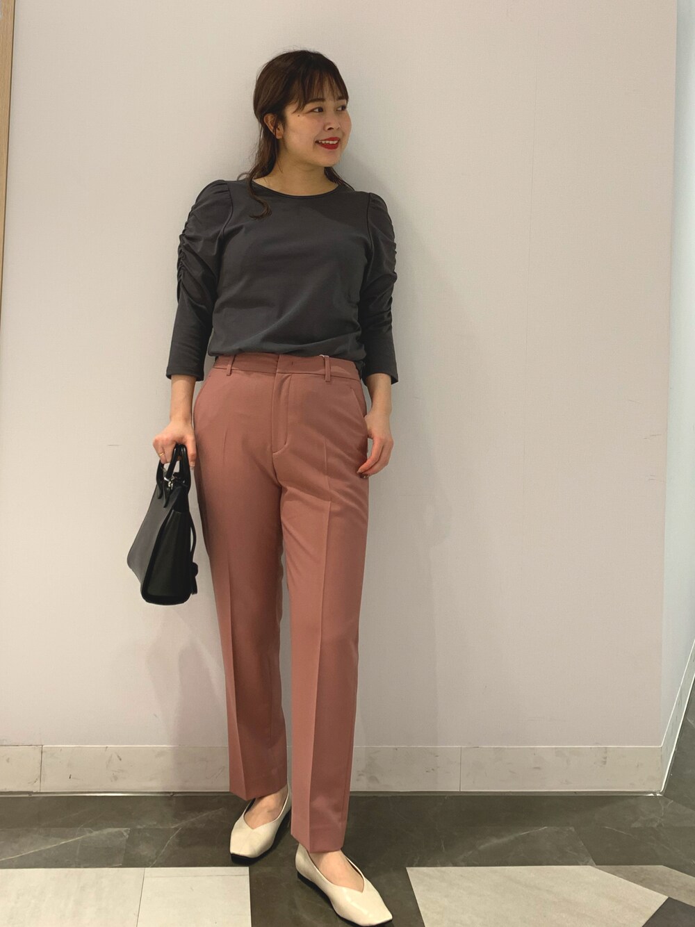 「パンツコーデ、秋色、今日のコーデ、大人コーデ、くすみカラー、秋服準備はじめました、トレンド、いいね、save、フォローお願いします🤑、くすみピンク」｜「un dix corsのオンオフ兼用の万能パンツ　ノータックテーパードパンツ（スラックス、ピンク系）」を使った、undmaimaiさん（レディース・163cm）の夏コーディネートの1枚目の写真
