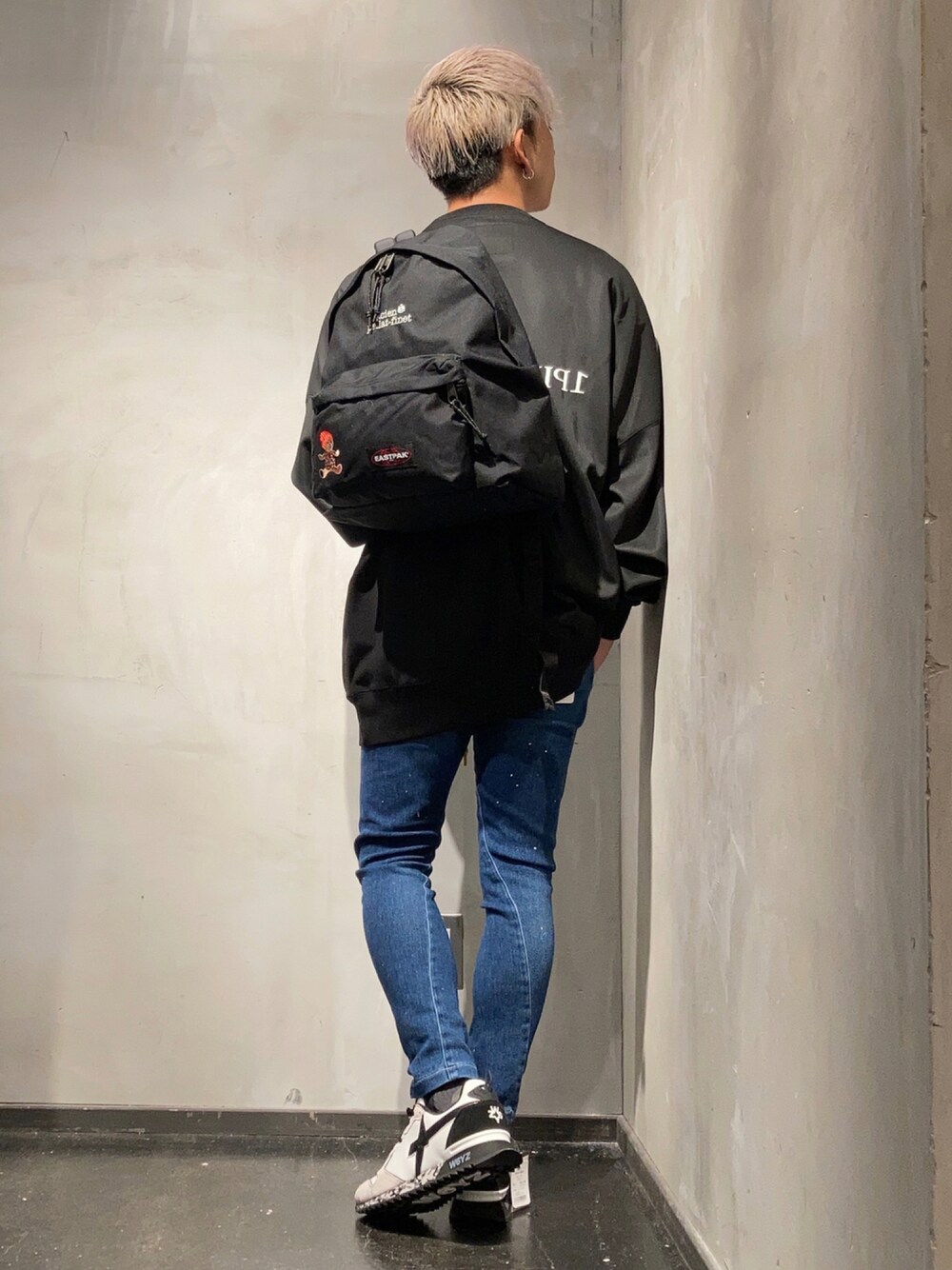 「リュック、バックパック、トレーナー、デニム、スニーカー、厚底シューズ、ラフ、秋のコーデ、大人コーデ、オトナカジュアル、秋服準備はじめました、低身長、ROYAL FLASH、ROYAL FLASH福岡、いいね、save、フォローお願いします🤑」｜「Lucien Pellat-Finetの【別注】EASTPAK×lucien pellat-finet/イーストパック×ルシアン ぺラフィネ/コラボBACKPACK/PADDED PAK'R（バックパック/リュック、ブラック系）」を使った、utaさん（メンズ・168cm）の秋コーディネートの1枚目の写真