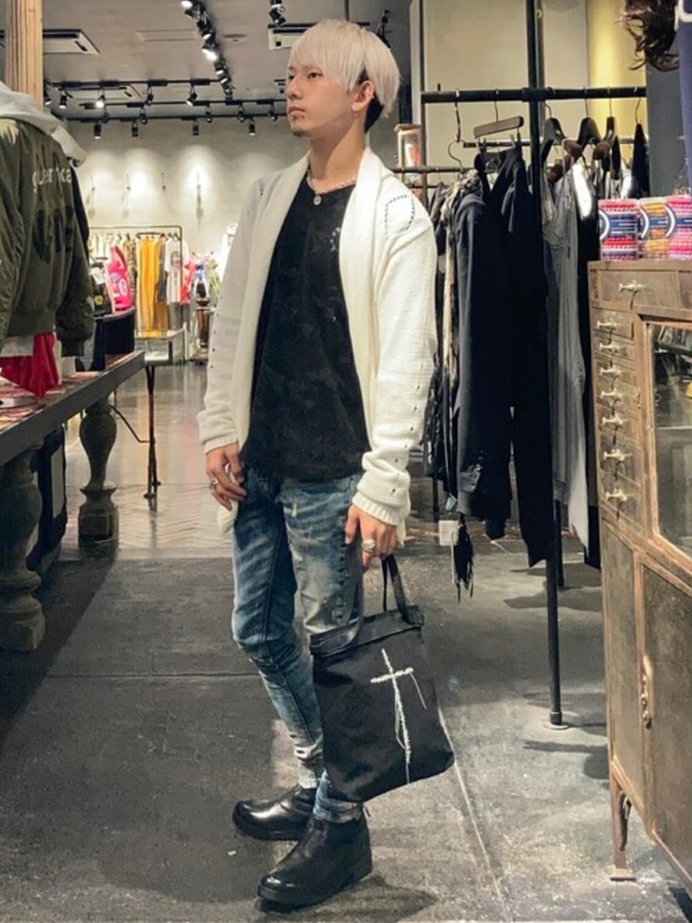 「ロック、大人カジュアル、カーディガン、トートバッグ、スキニーデニム、ブーツ、黒Tシャツ、きれいめカジュアル、秋のコーデ、冬コーデ、おしゃれさんと繋がりたい、ROYAL FLASH、ROYAL FLASH福岡、いいね、save、フォローお願いします🤑、シンプルスタイル」｜「KMRiiの【別注】KMRii/ケムリ/Cross Tote S 03/RFL（トートバッグ、ブラック系）」を使った、utaさん（メンズ・168cm）の秋コーディネートの1枚目の写真