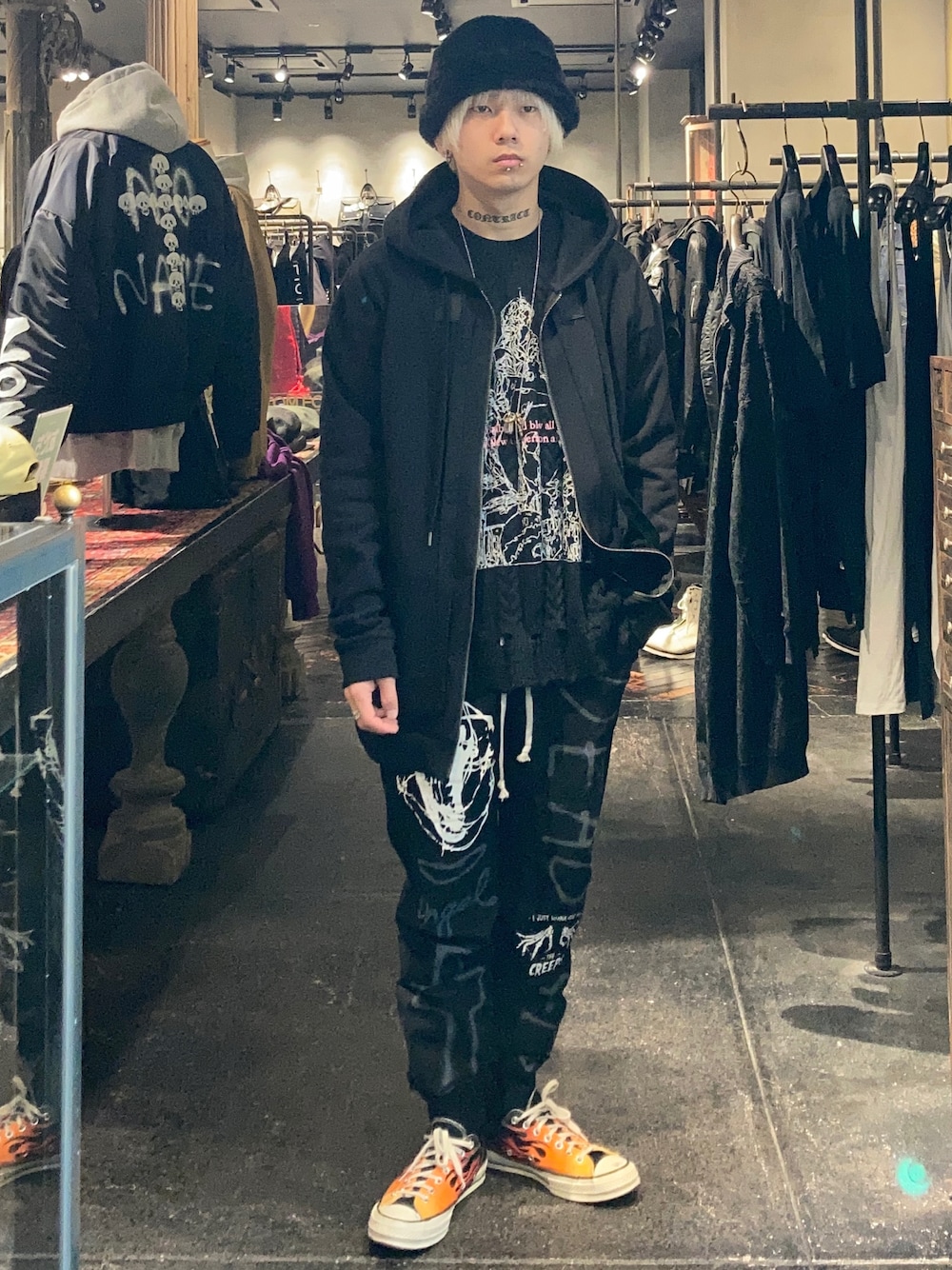 「セレクトショップ、ROYAL FLASH、ROYAL FLASH福岡、オーバーサイズ、ビッグシルエット、ビックシルエット、フォローミー、スニーカー、コンバース、シンプルコーデ、スウェット、LHP、アクセサリー、ネックレス、いいね、save、フォローお願いします🤑」｜「ROYAL FLASHのTheATeR/シアター/裏毛ZIP UP HOODIE（パーカー、ブラック系）」を使った、utaさん（メンズ・168cm）の冬コーディネートの1枚目の写真