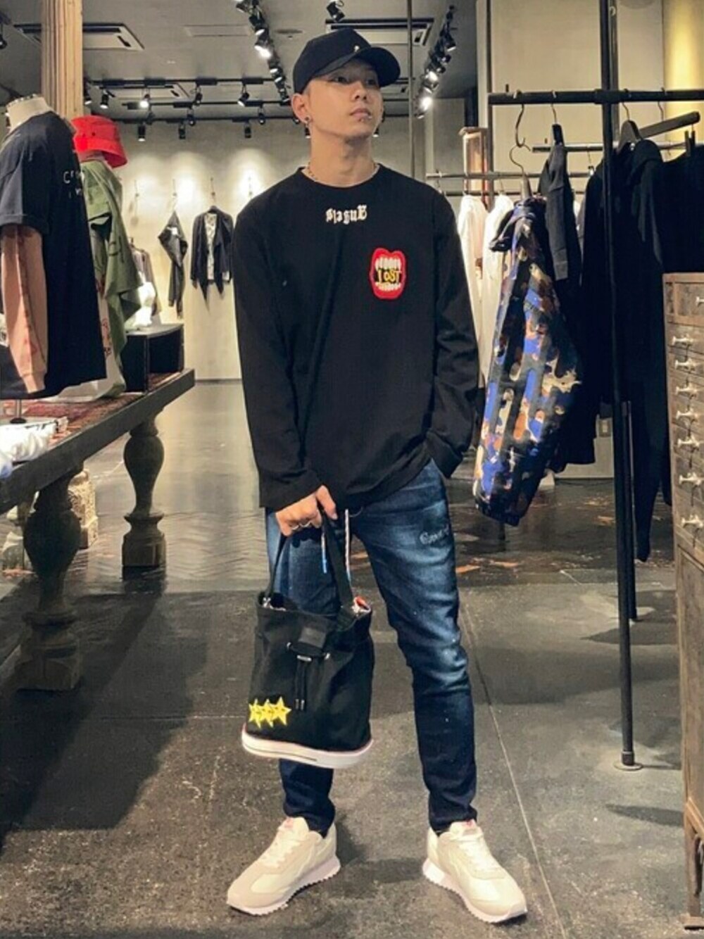 「秋服、おしゃれさんと繋がりたい、秋のコーデ、シンプル、シンプルスタイル、休日スタイル、デニムパンツ、白スニーカー、スニーカー、キャップ、トートバッグ、ラフ、ロンT、いいね、save、フォローお願いします🤑、ROYAL FLASH福岡」｜「Lucien Pellat-Finetのlucien pellat-finet/ルシアン ペラフィネ/別注 Skull with 3col Lightning Tongue CAP（キャップ、ブラック系）」を使った、utaさん（メンズ・168cm）の秋コーディネートの1枚目の写真