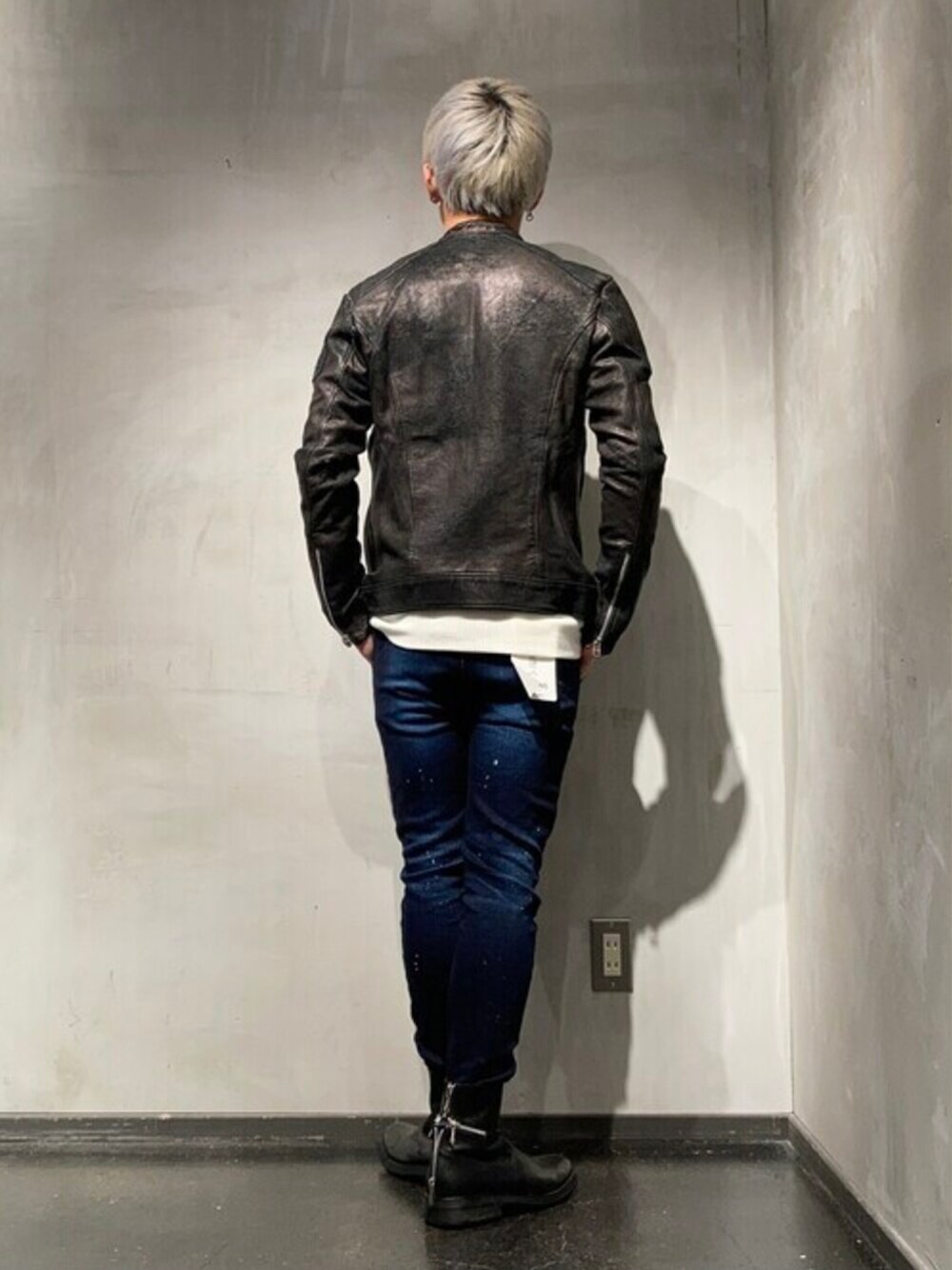 ブラック系のライダースジャケット、ブラック系のブーツ、イエロー系のその他パンツを着用したメンズの秋コーディネートの1枚目の写真