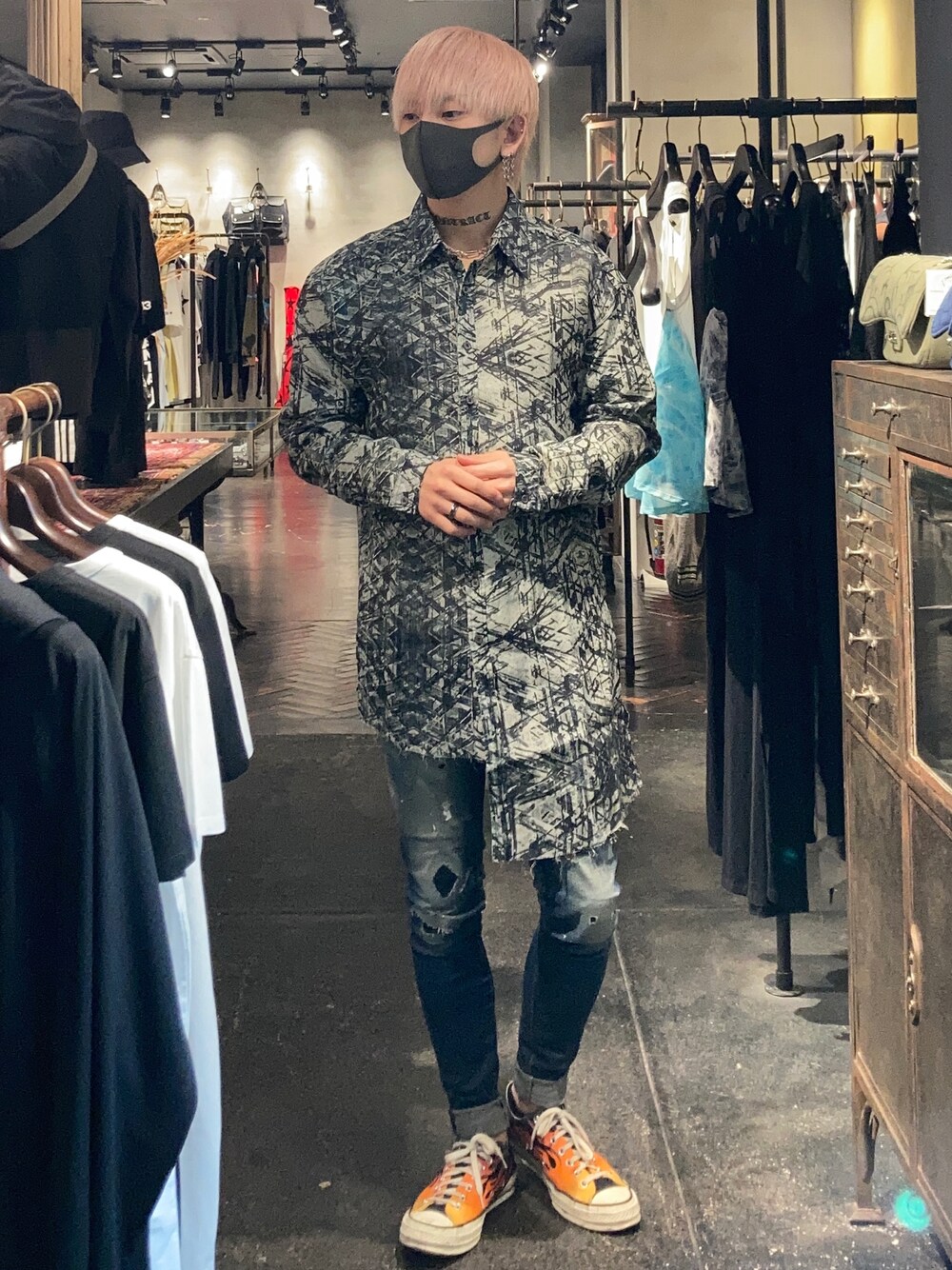 「いいね、save、フォローお願いします🤑、柄シャツ、デニム、ロングシャツ、いいね返し」｜「KMRiiのアイテム（シャツ/ブラウス、その他）」を使った、utaさん（メンズ・168cm）の春コーディネートの1枚目の写真