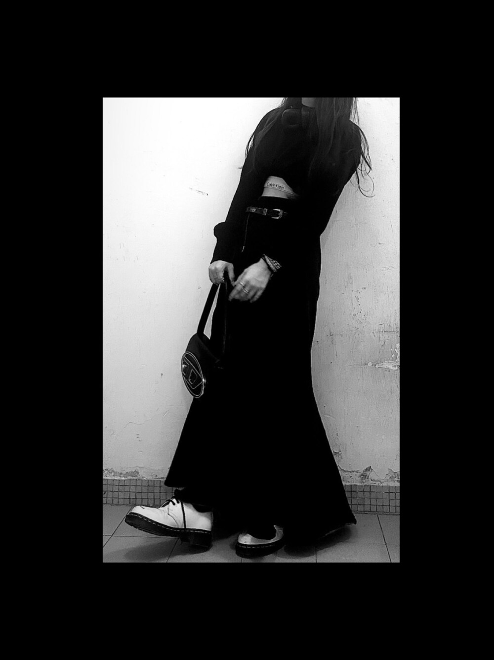 「Heather、cool、streetstyle、暗黑系、暗黑、DARK、darkwear、魚尾裙、牛仔裙」｜「DIESELのアイテム（ハンドバッグ、ブラック系）」を使った、cacacaさん（レディース・157cm）の秋コーディネートの1枚目の写真