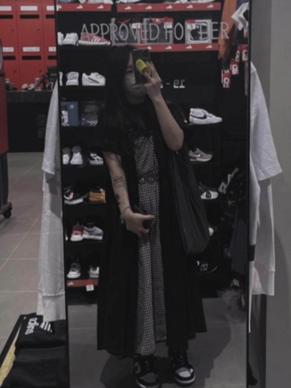 「NIKEのアイテム（スニーカー、ブラック系）」を使った、cacacaさん（レディース・157cm）の夏コーディネートの1枚目の写真