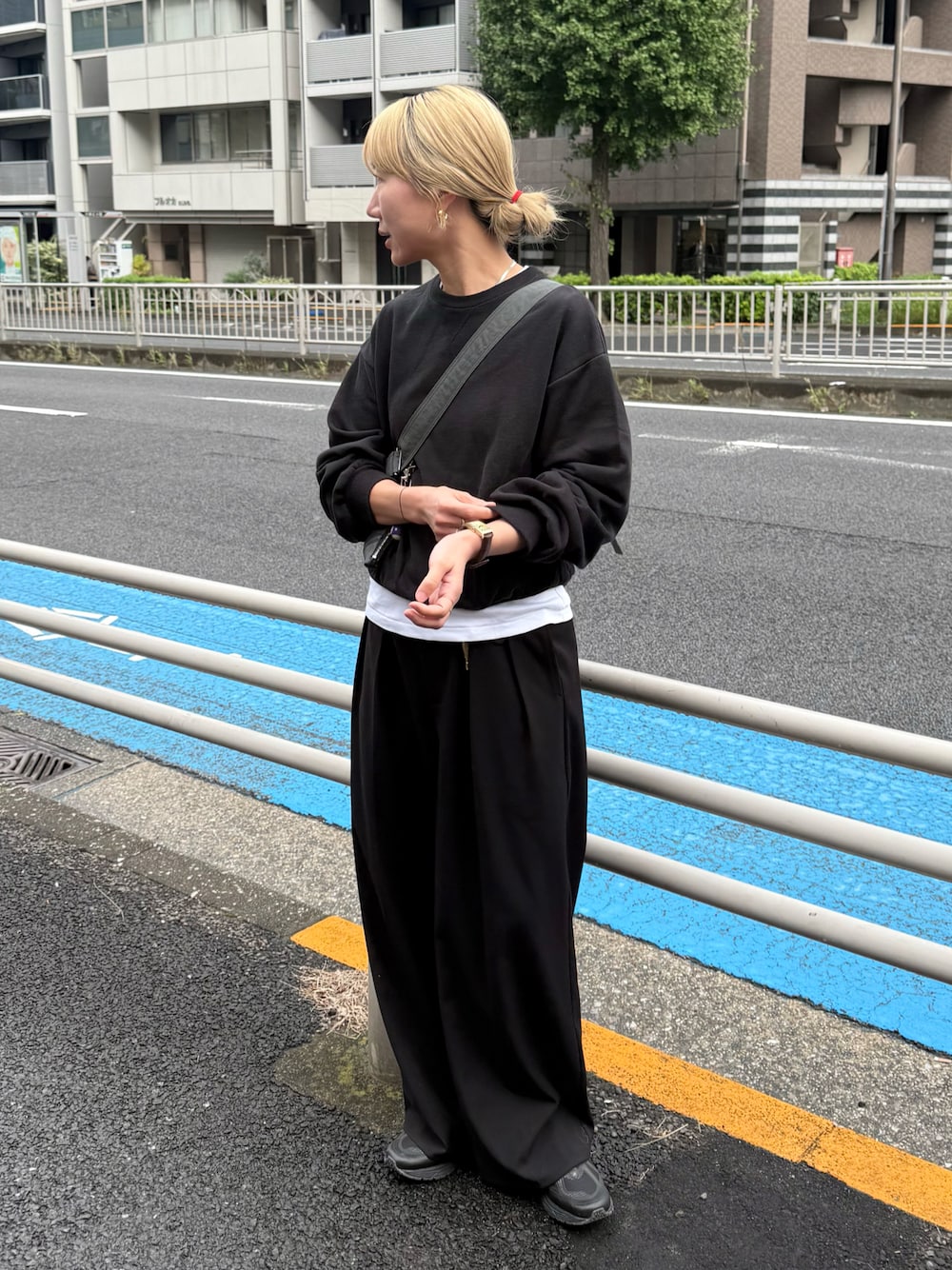 ブラック系のスウェット、ホワイト系のTシャツ/カットソー、ブラック系のスラックスを着用したレディースの秋コーディネートの1枚目の写真