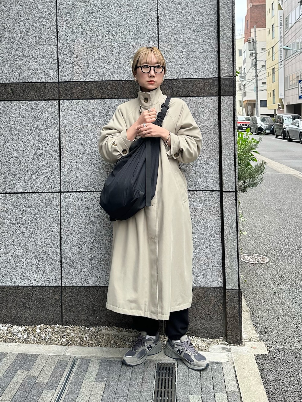 「春アウター、シンプルコーデ、きれいめカジュアル、大人カジュアル、トレンチコート、ロングコート、ショルダーバッグ、スウェットパンツ、ニューバランス、スニーカー、高身長女子、ママコーデ、メガネ女子、休日スタイル、春コーデ」｜「feepurのスタンドカラートレンチコート（トレンチコート、グリーン系）」を使った、YUKAさん（レディース・167cm）の冬コーディネートの1枚目の写真