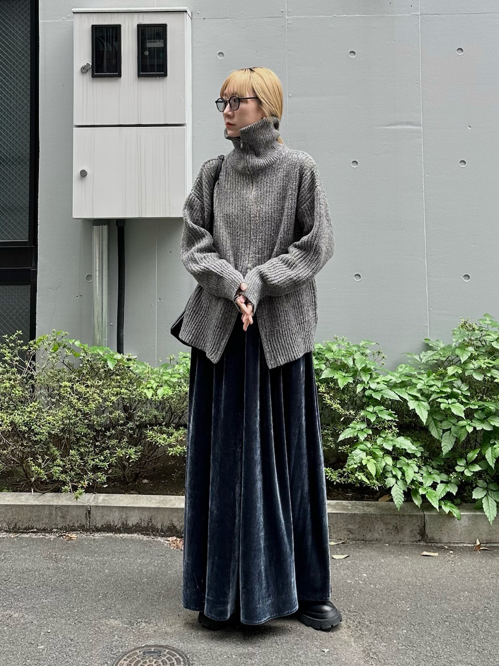 「新星WEARISTAにエントリー、レイヤードスタイル、韓国ファッション、ワンピース、休日スタイル、クリスマスに着たい服、マイベストコーデ2023、お出かけコーデ、きれいめカジュアル、タートルネック、ショルダーバッグ、モノトーン、カーディガン、高身長女子、ビッグシルエット」｜「feepurの【ハンドウォッシャブル】メランジ畦編みジップカーディガン（カーディガン/ボレロ、グレー系）」を使った、YUKAさん（レディース・167cm）の冬コーディネートの1枚目の写真