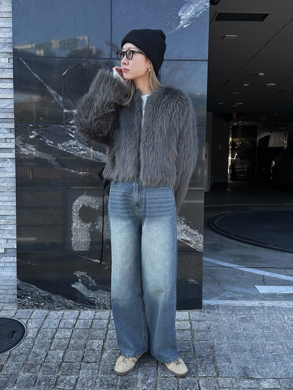 「クリスマスに着たい服、最近のいい感じコーデ、冬アウター、韓国ファッション、モノトーン、デニム、ニット帽、テーマパークコーデ、ファー、マイベストコーデ2024、冬コーデ、休日スタイル、きれいめカジュアル、スニーカー、高身長女子」｜「feepurのフェイクファーショートコート（その他アウター、グレー系）」を使った、YUKAさん（レディース・167cm）の冬コーディネートの1枚目の写真