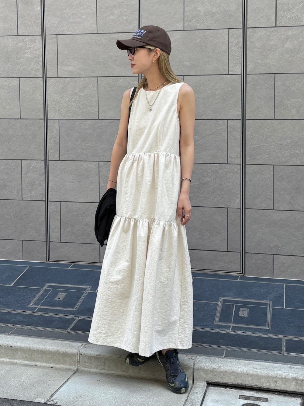 「夏コーデ、ノースリーブ、韓国ファッション、サングラス、スニーカー、ショルダーバッグ、お出かけコーデ、ワンピース、休日スタイル、キャップ、デートコーデ、ティアードワンピース、シンプルコーデ、淡色コーデ、高身長女子」｜「feepurのタフタティアードワンピース（ワンピース、ホワイト系）」を使った、YUKAさん（骨格ウェーブ・レディース・167cm）の夏コーディネートの1枚目の写真