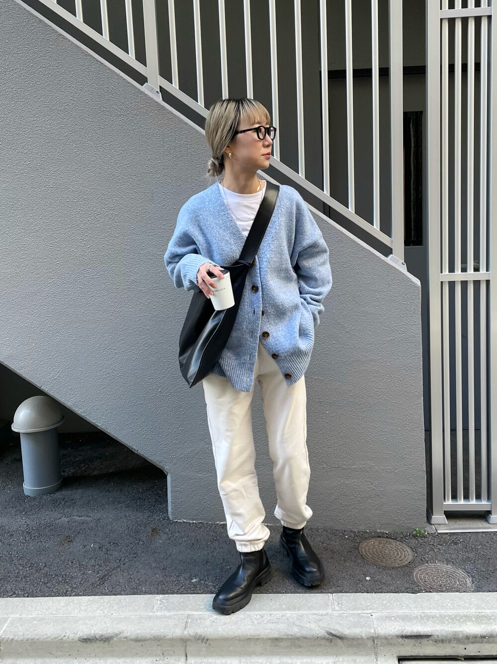 「大人カジュアル、きれいめカジュアル、ニット、冬コーデ、ビッグシルエット、ブーツ、レイヤードスタイル、私の推しブランド、レザー、シンプルコーデ、高身長女子、ママコーデ、スウェット、スウェットパンツ、UNIQLO」｜「feepurの【ハンドウォッシャブル】メランジVネックビッグカーディガン（カーディガン/ボレロ、ブルー系）」を使った、YUKAさん（レディース・167cm）の冬コーディネートの1枚目の写真
