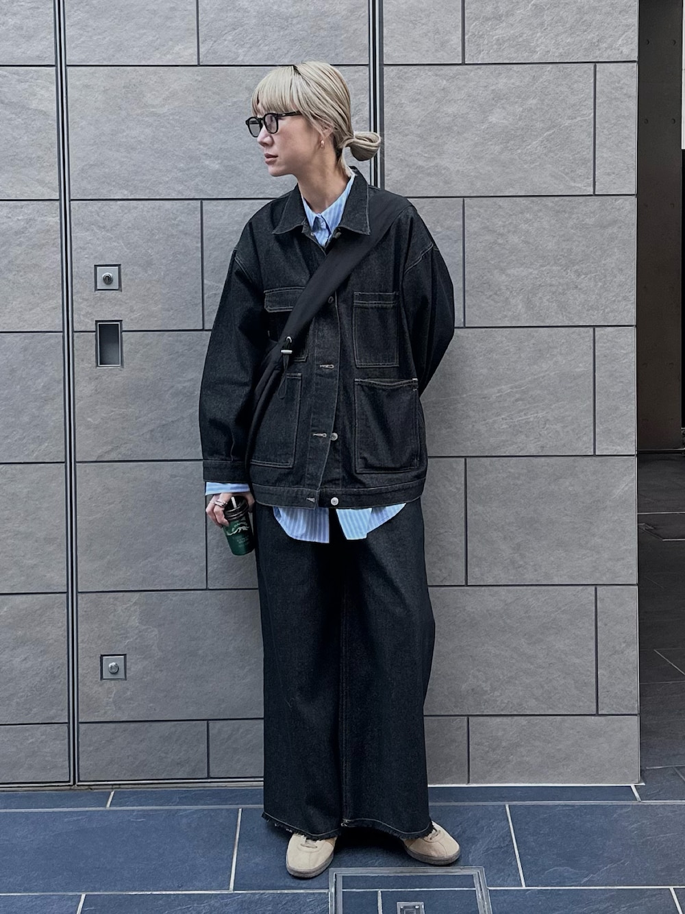 ブラック系のデニムジャケット、ブラック系のデニムパンツ、ブルー系のシャツ/ブラウスを着用したレディースの秋コーディネートの1枚目の写真