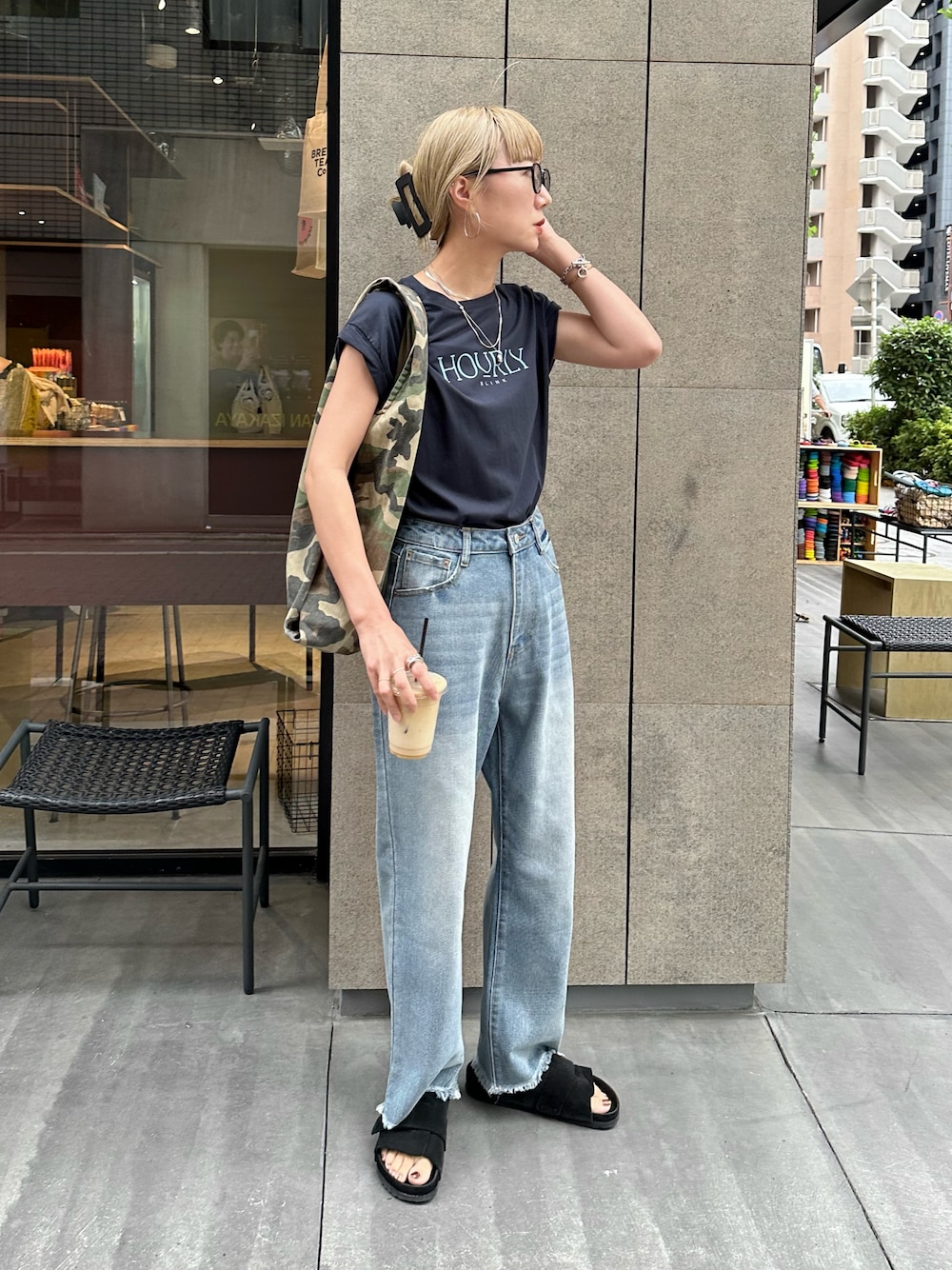 「サングラス、夏だ！Tシャツ着よう！、モノトーン、夏コーデ、休日スタイル、デニム、Coming soon...、ビッグシルエット、韓国ファッション、ロゴT、お出かけコーデ、高身長女子、ママコーデ、トートバッグ、きれいめカジュアル」｜「feepurの捻じりフレンチスリーブロゴTee（Tシャツ/カットソー、ブルー系）」を使った、YUKAさん（レディース・167cm）の夏コーディネートの1枚目の写真