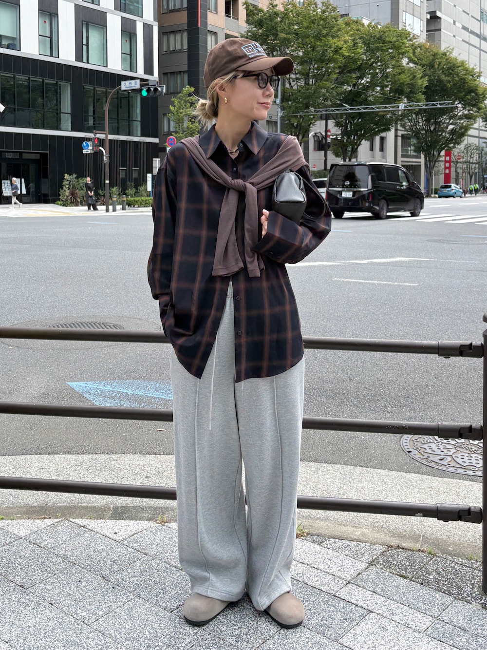 グレー系のスウェットパンツ、ブラック系のショルダーバッグ、ブルー系のシャツ/ブラウスを着用したレディースの秋コーディネートの1枚目の写真