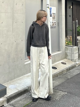 「feepur（フェピュール）のツータックグルカパンツ（スラックス）」を使った、YUKAさん（レディース・167cm）の秋コーディネート