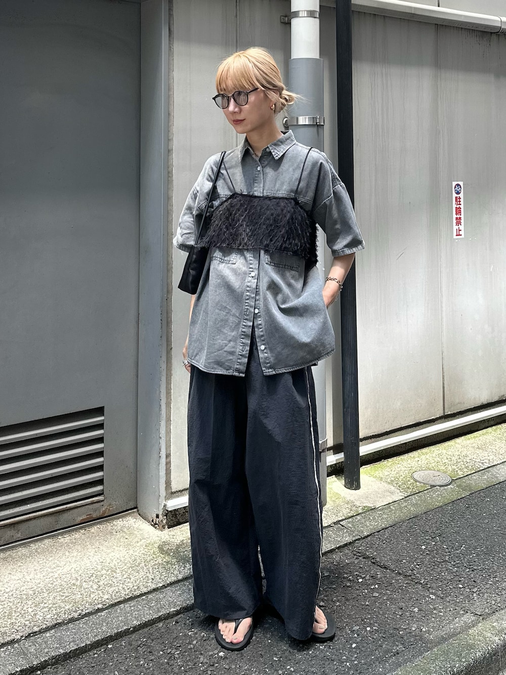 「レイヤードスタイル、夏コーデ、テーマパークコーデ、おしゃ見えテクニック、お出かけコーデ、ビスチェ、サングラス、デニム、サンダル、シンプル、韓国ファッション、モノトーン、休日スタイル、骨格ウェーブ、高身長女子」｜「feepur by sayaのハーフスリーブデニムシャツ（シャツ/ブラウス、グレー系）」を使った、YUKAさん（レディース・167cm）の夏コーディネートの1枚目の写真