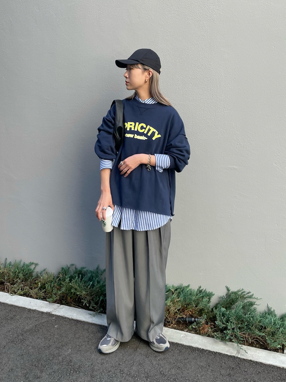 「大人カジュアル、きれいめカジュアル、秋コーデ、高身長女子、ママコーデ、スウェット、ロゴスウェット、ストライプシャツ、シャツスタイル、レイヤードスタイル、ハンドバッグ、スニーカー、ビッグシルエット、タックパンツ、キャップ」｜「feepur by sayaの【sayaコラボ】カレッジロゴスウェット（スウェット、ブルー系）」を使った、YUKAさん（レディース・167cm）の秋コーディネートの1枚目の写真