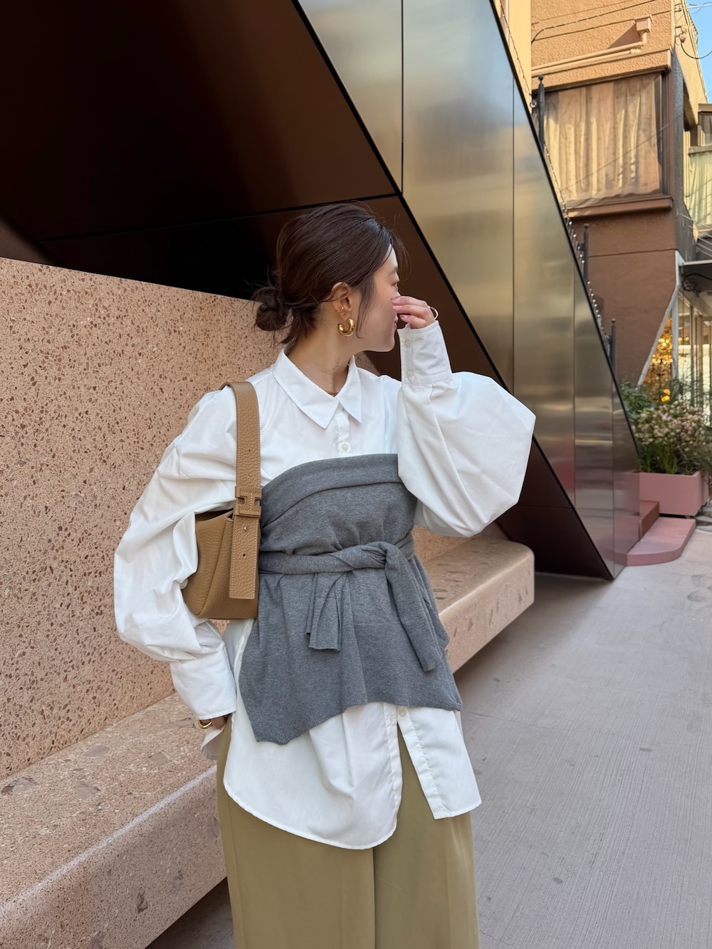 イエロー系のトートバッグを着用したレディースの春コーディネートの1枚目の写真