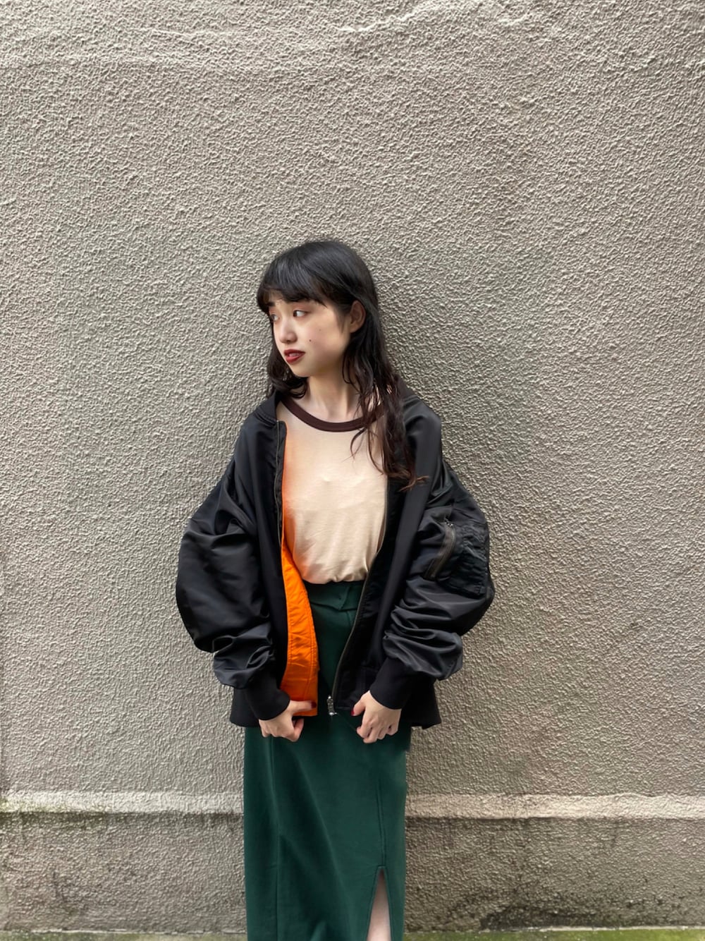 「ビッグシルエット、MA-1、オーバーサイズ、リバーシブル、メンズライク、Kastane、ラグランTシャツ、低身長、低身長コーデ、スリット、オトナカジュアル、スリットスカート、WHIMSIC、大人カジュアル、ユニセックス」｜「KastaneのラグランルーズTee（Tシャツ/カットソー、ベージュ系）」を使った、aoiさん（レディース・149cm）の秋コーディネートの1枚目の写真