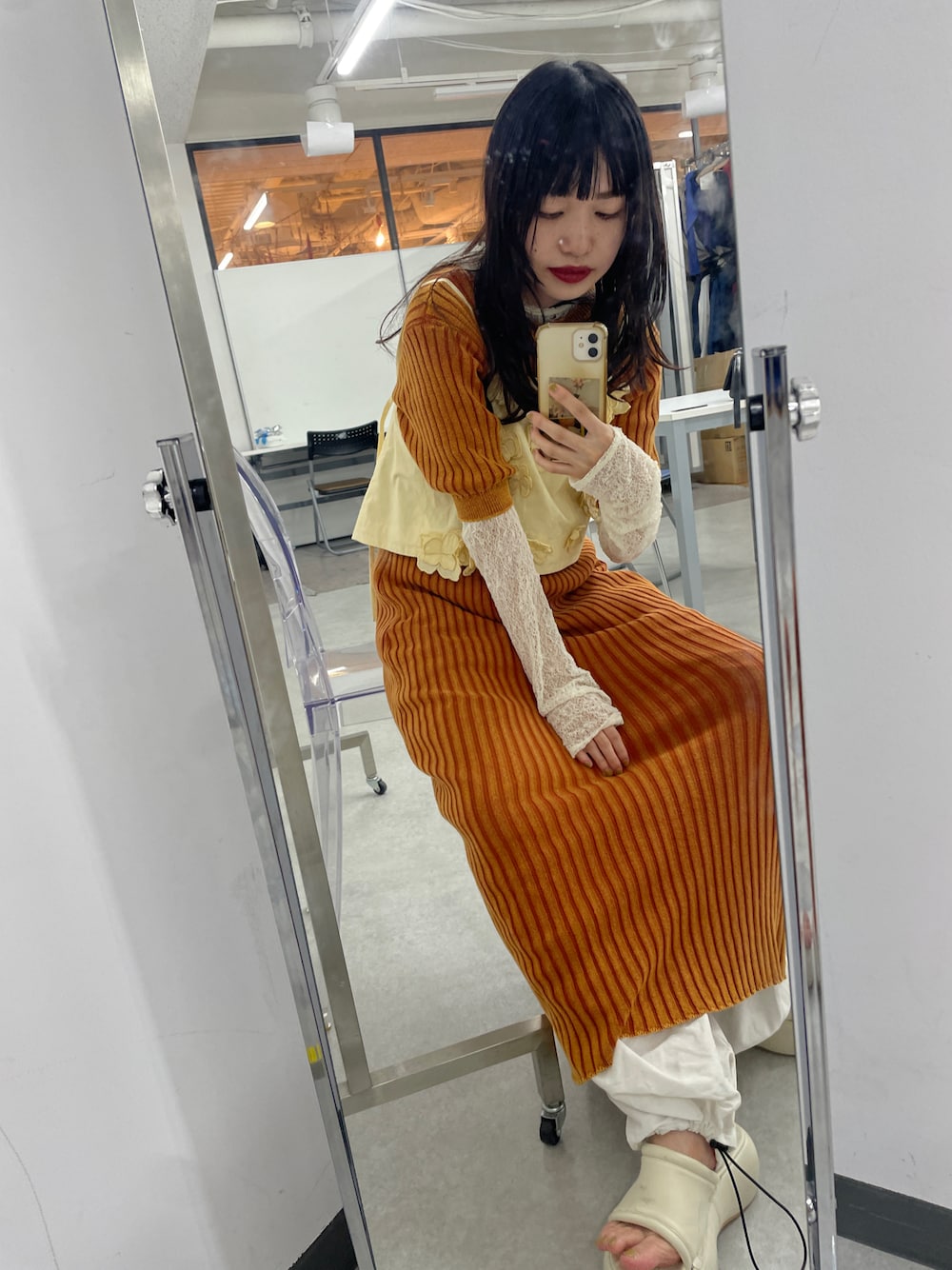 「ワンピース、レイヤードスタイル、ビスチェ、秋服準備はじめました、リブワンピース、秋コーデ、大人かわいい、低身長コーデ、Kastane、ootd、今日のコーデ、オレンジ」｜「Kastaneの【2024AW】フラワーモチーフキャミビスチェ（キャミソール、イエロー系）」を使った、aoiさん（レディース・149cm）の秋コーディネートの1枚目の写真