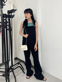 黒いオーバーオールスタイルワンピース サロペット/オーバーオールを使った「黒コーデ」の人気