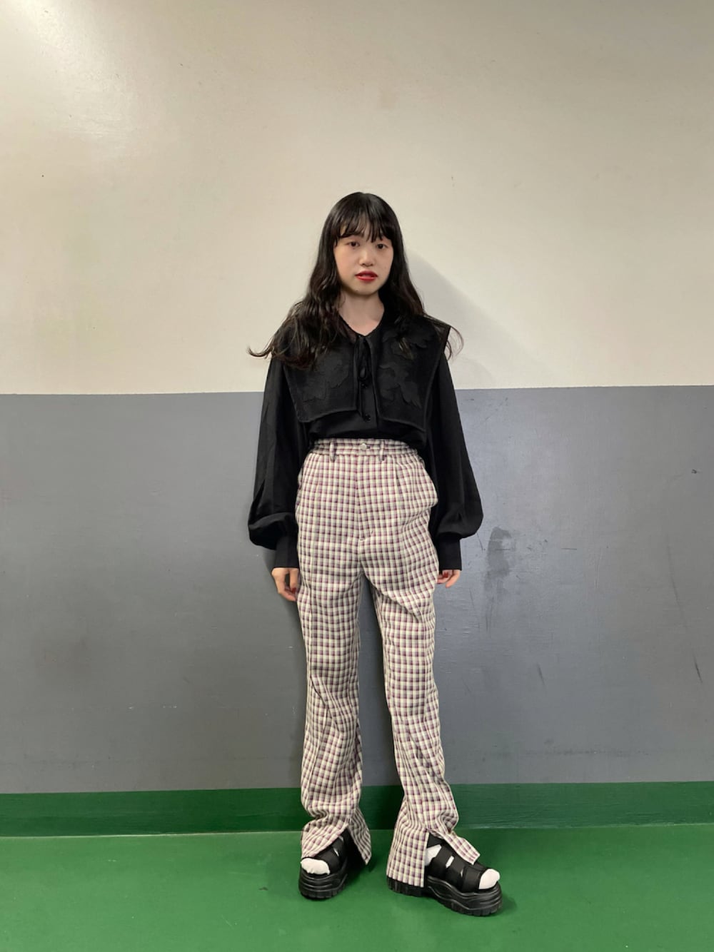 「秋コーデ、秋服準備はじめました、チェックパンツ、秋先取りコーデ、低身長、黒ブラウス、Kastane、低身長コーデ、襟付きトップス、ブラウス」｜「Kastaneのメッシュジャガードフラップ付きブラウス（シャツ/ブラウス、ブラック系）」を使った、aoiさん（レディース・149cm）の夏コーディネートの1枚目の写真