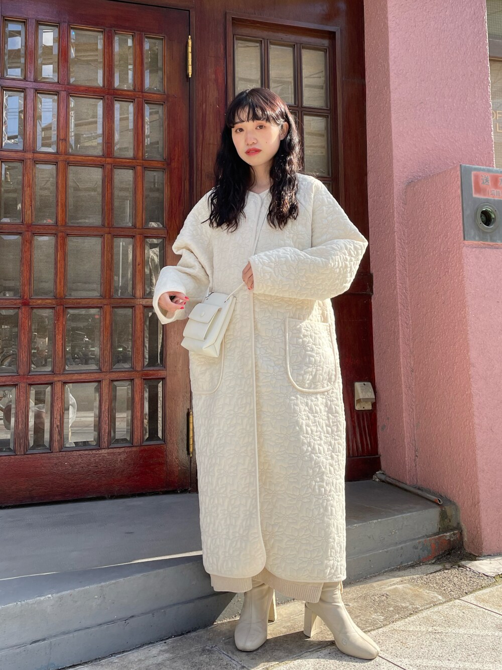 「低身長コーデ、休日スタイル、キルティング、アイボリー、キルティングコート、花刺繍、刺繍、ホワイトコーデ、オールホワイト、ワントーンコーデ、低身長、ootd、低身長女子」｜「Kastaneの【カタログ掲載アイテム】ニットベスト付花刺繍キルティングコート（ノーカラーコート、ホワイト系）」を使った、aoiさん（レディース・149cm）の冬コーディネートの1枚目の写真