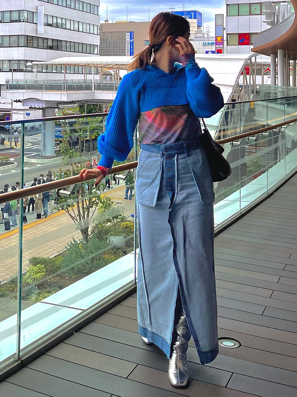 ブルー系のニット/セーター、その他のTシャツ/カットソー、ブラック系のトートバッグを着用したレディースの秋コーディネートの1枚目の写真