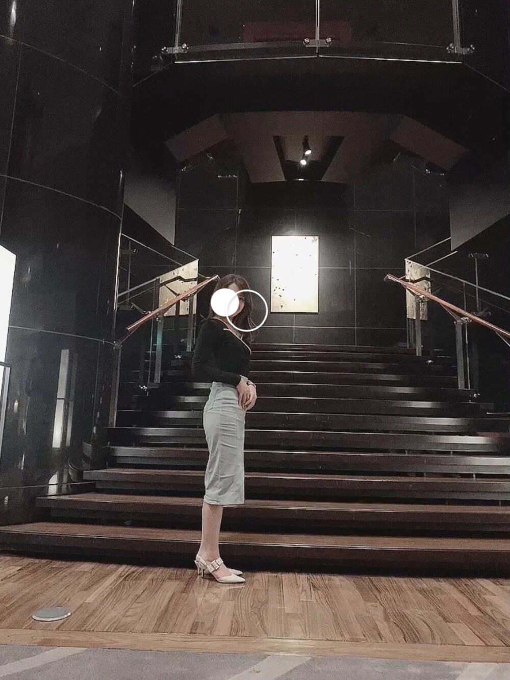 ブラック系のTシャツ/カットソー、ブルー系のスカート、ホワイト系のパンプスを着用したレディースの秋コーディネートの1枚目の写真