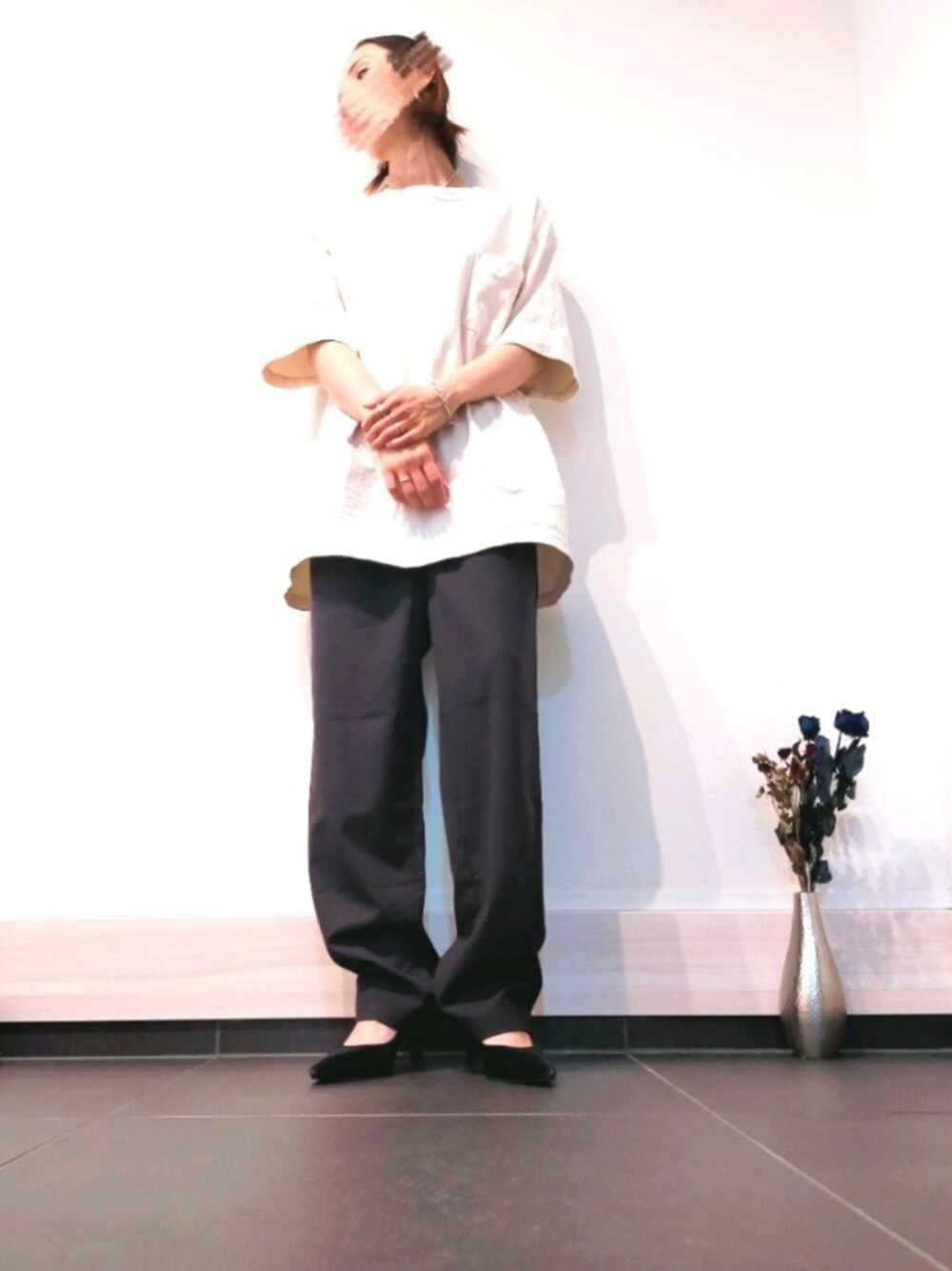 グレー系のTシャツ/カットソー、ブラック系のパンツ、ブラック系のパンプスを着用したレディースの夏コーディネートの1枚目の写真