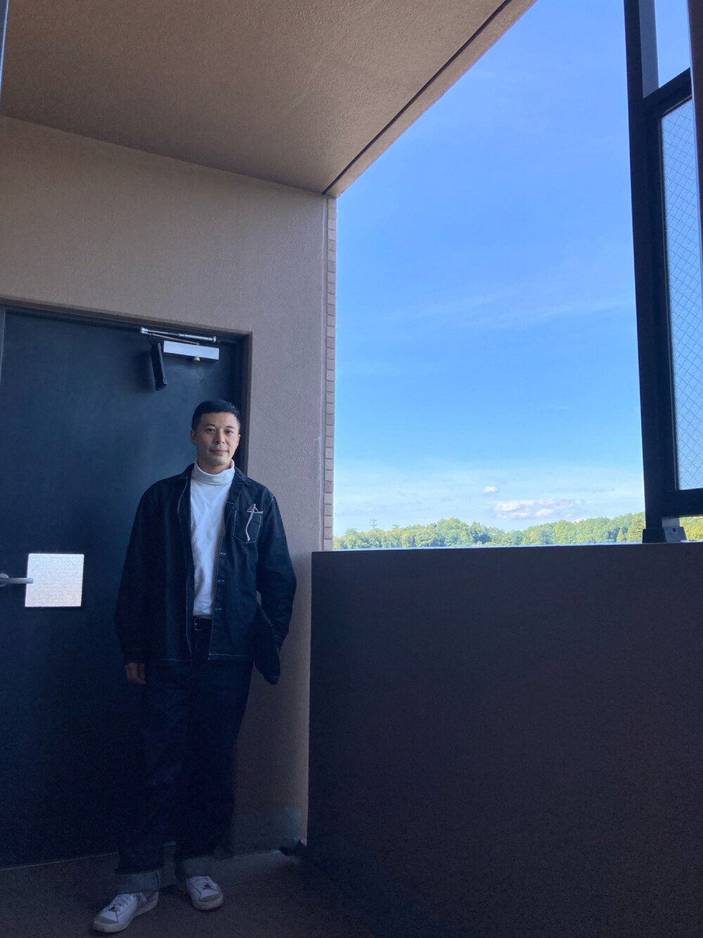 「クラッチバッグ、大人カジュアル、休日コーデ、digawel、シンプルスタイル、BOTTEGA VENETA、今日のコーデ、秋コーデ、秋冬コーデ、秋トレンド2021」｜「DIGAWELのDIGAWEL / Garment Dye Shirt（シャツ/ブラウス、ブルー系）」を使った、マーチンさん（メンズ・172cm）の秋コーディネートの1枚目の写真