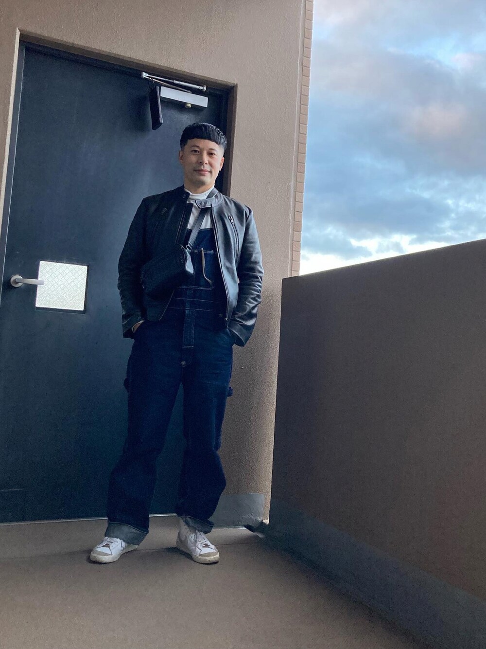 「秋冬コーデ、休日コーデ、シンプル、おしゃれさんと繋がりたい、スニーカーコーデ、きれいめカジュアル、オーバーオール、BOTTEGA VENETA、ライダース」｜「NIKEのナイキ　ブレーザー MID'77 ビンテージ（スニーカー、ホワイト系）」を使った、マーチンさん（メンズ・172cm）の冬コーディネートの1枚目の写真