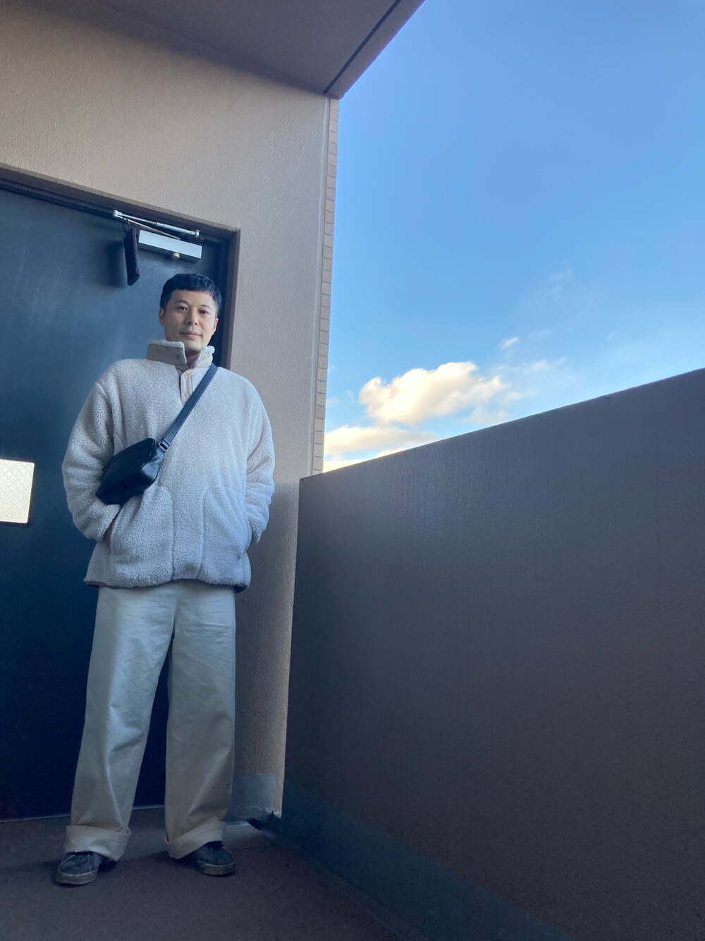 「だから秋服が好き、秋のコーデ、オトナカジュアル、秋トレンド2021、UNIQLO、digawel、BOTTEGA VENETA、ワントーンコーデ、ワイドパンツ」｜「DIGAWELの【DIGAWEL/ディガウェル】別注 PAINTER PT（その他パンツ、ホワイト系）」を使った、マーチンさん（メンズ・172cm）の秋コーディネートの1枚目の写真