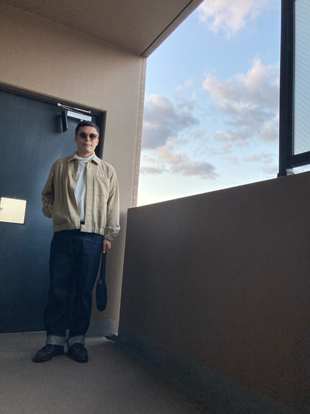 「大人カジュアル、お洒落さんとつながりたい、シンプルスタイル、AURALEE、Paraboot、digawel、BOTTEGA VENETA、低身長コーデ、デニム」｜「DIGAWELのDIGAWEL STRAIGHT DENIM PANTS（デニムパンツ、ブルー系）」を使った、マーチンさん（メンズ・172cm）の秋コーディネートの1枚目の写真