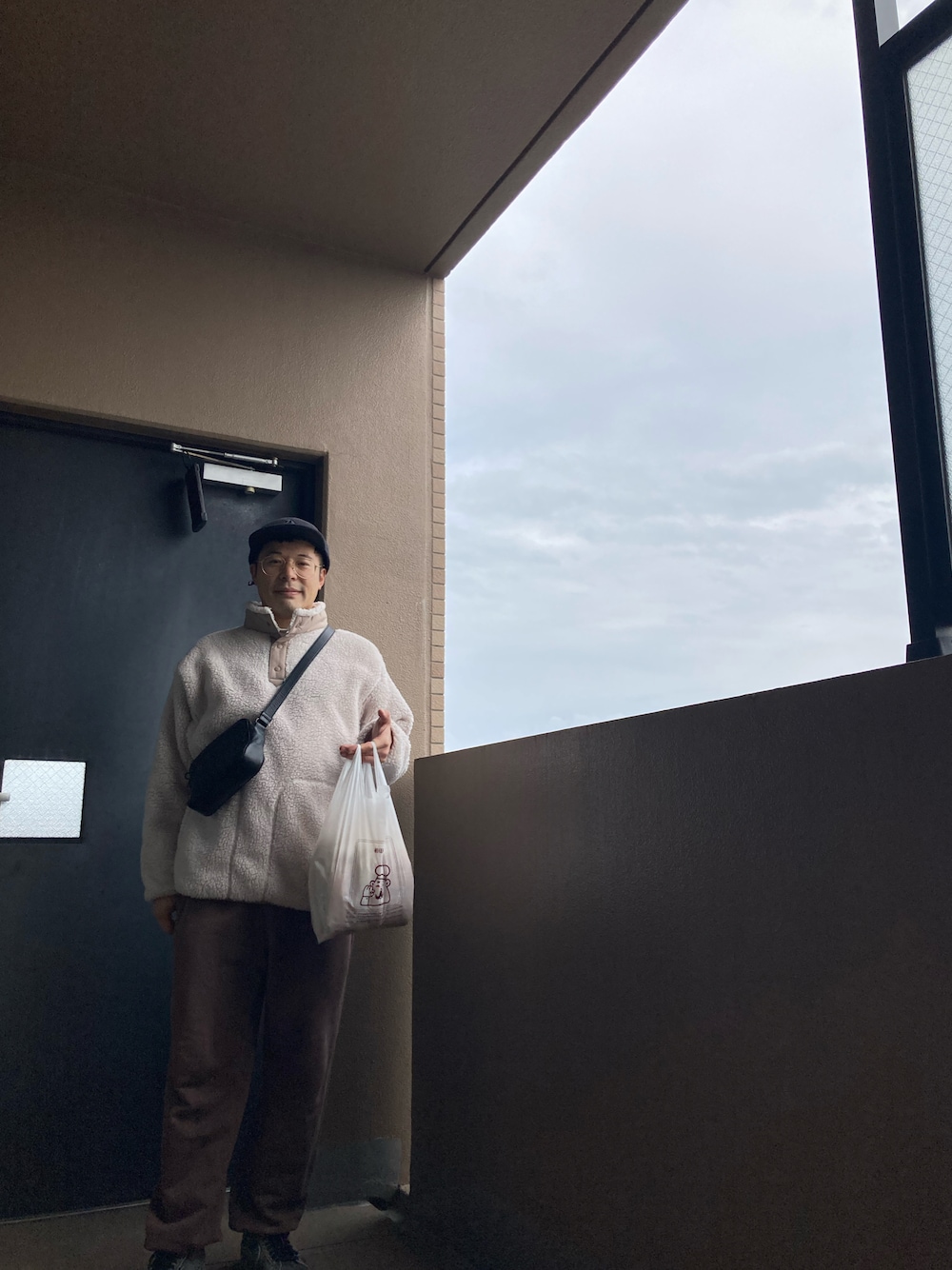 「休日スタイル、秋、大人カジュアル、今日のコーデ、おしゃれさんと繋がりたい、秋コーデ、ラフ、大人コーデ」｜「BOTTEGA VENETAのBOTTEGA VENETA（ショルダーバッグ、ブラック系）」を使った、マーチンさん（メンズ・172cm）の秋コーディネートの1枚目の写真