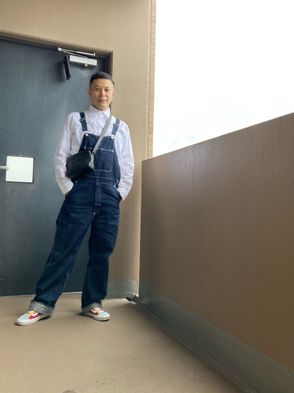 「休日スタイル、秋のコーデ、シンプル、おしゃれさんと繋がりたい、スニーカー、ootd、オトナカジュアル、BOTTEGA VENETA、リーバイスレッド、リーバイス、ユニクロ」｜「Levi'sのLevi's(R)RED OVERALL TILL I GET MY WAY（サロペット/オーバーオール、ブルー系）」を使った、マーチンさん（メンズ・172cm）の秋コーディネートの1枚目の写真