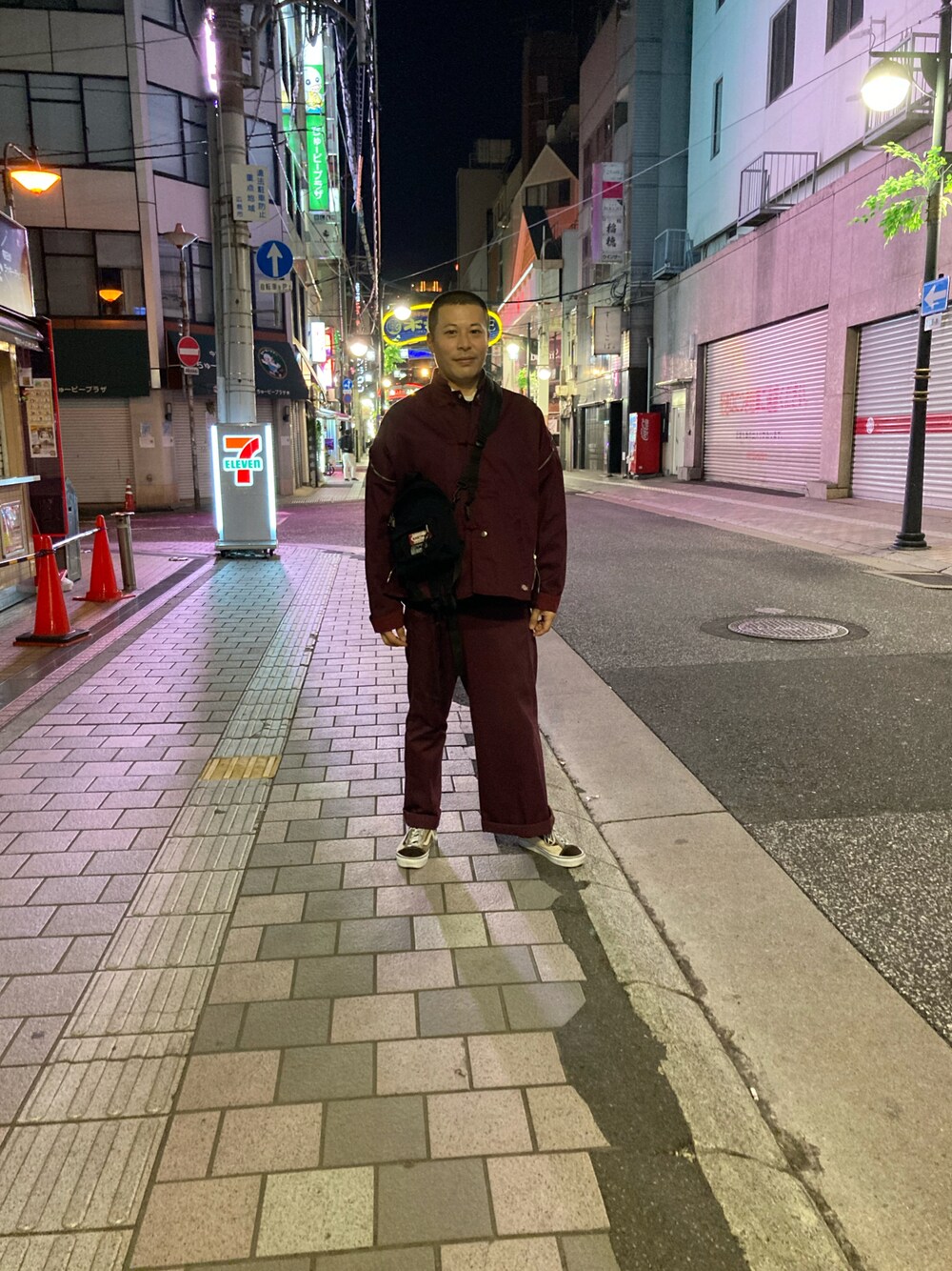 「大人カジュアル、秋冬コーデ、シンプルコーデ、きれいめカジュアル、あけましておめでとうございます！、FACETASM、VANS、メンズコーデ、大人コーデ」｜「FACETASMのDICKIES WIDE &SLIM PANTS（チノパンツ、レッド系）」を使った、マーチンさん（メンズ・172cm）の冬コーディネートの1枚目の写真