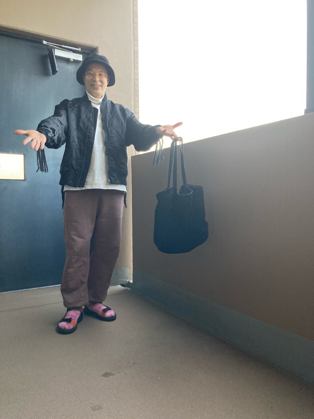 「シンプルコーデ、おしゃれさんと繋がりたい、今日のコーデ、休日コーデ、秋のコーデ、Teva×靴下、teva」｜「TevaのPORTAR ×teva HURRICANE X（サンダル、グリーン系）」を使った、マーチンさん（メンズ・172cm）の秋コーディネートの1枚目の写真