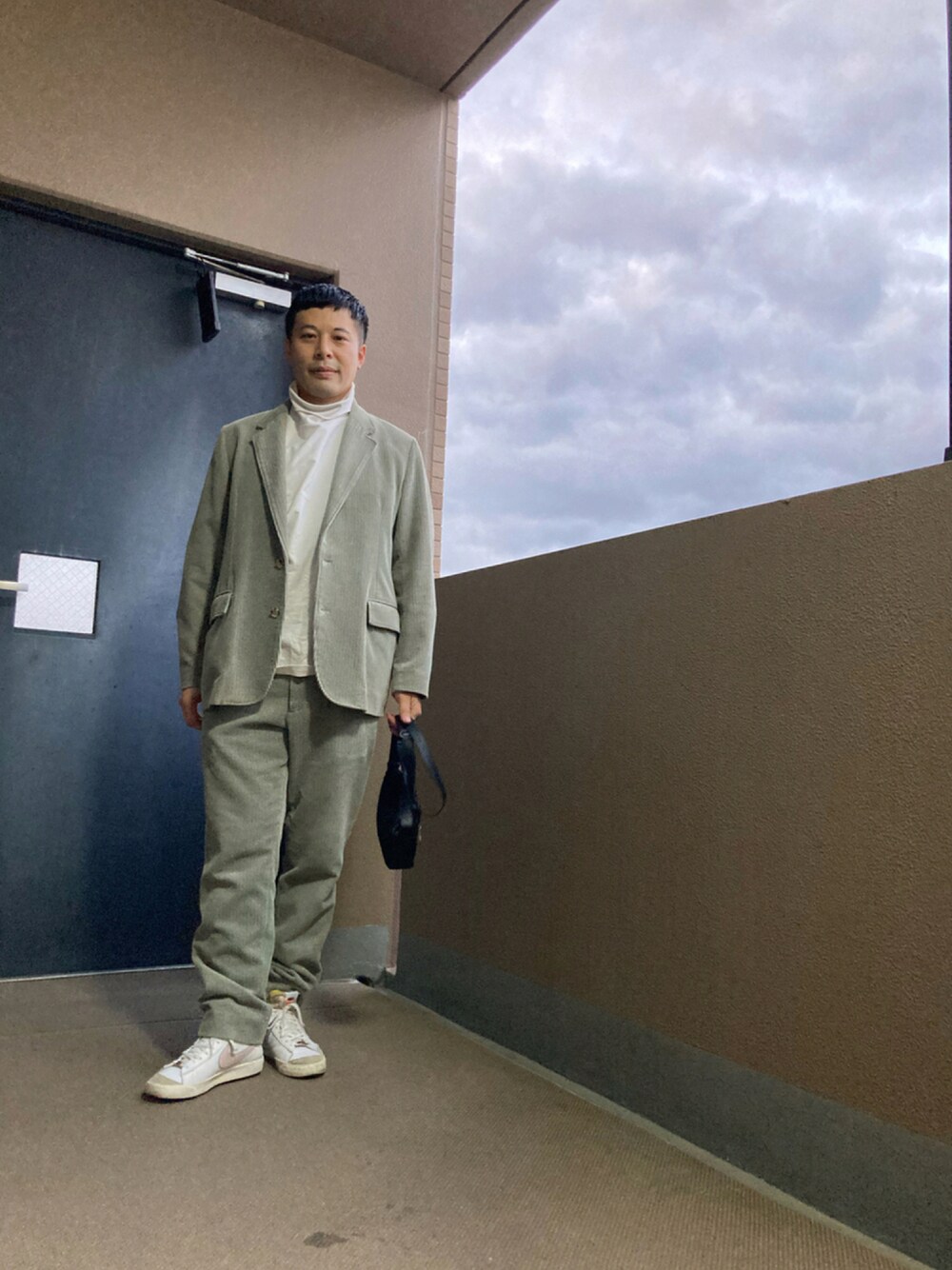 「大人カジュアル、休日スタイル、白スニーカー、きれいめカジュアル、秋服、BOTTEGA VENETA、秋コーデ、AURALEE、だから秋服が好き」｜「AURALEEのAURALEE コーデュロイセットアップ 9万円位（セットアップ、グリーン系）」を使った、マーチンさん（メンズ・172cm）の秋コーディネートの1枚目の写真