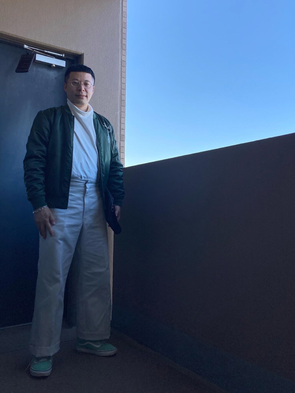 「シンプルコーデ、カジュアルコーデ、休日スタイル、はるコーデ、おしゃれさんと繋がりたい、大人コーデ、Dickies、HERMES、BOTTEGA VENETA、TOGA VIRILIS」｜「TOGA VIRILISのWIDE PANTS DICKIES SP MEN（チノパンツ、ホワイト系）」を使った、マーチンさん（メンズ・172cm）の春コーディネートの1枚目の写真
